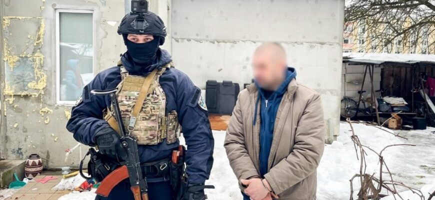 Дезертир на Рівненщині втік з полігону та відстрілювався від поліції: у будинку знайшли арсенал зброї Дезертир на Рівненщині втік з полігону та відстрілювався від поліції: у будинку знайшли арсенал зброї