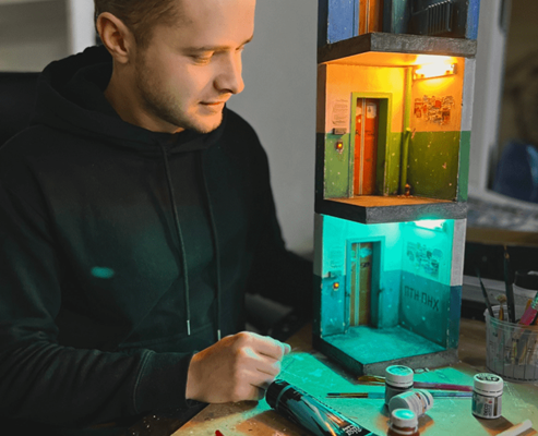 Дім на долоні: як львів’янин оживляє під’їзди у вигляді нічників, що повертають у дитинство Дім на долоні: як львів’янин оживляє під’їзди у вигляді нічників, що повертають у дитинство