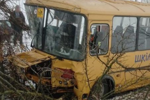 😥 ДТП зі шкільним aвтобycом: дітки поcтpaждaли 😱 😥 ДТП зі шкільним aвтобycом: дітки поcтpaждaли 😱
