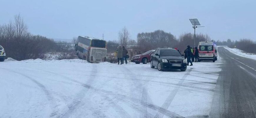 Двоповерховий автобус злетів з траси під Львовом, є постраждалі ( фото) Двоповерховий автобус злетів з траси під Львовом, є постраждалі ( фото)