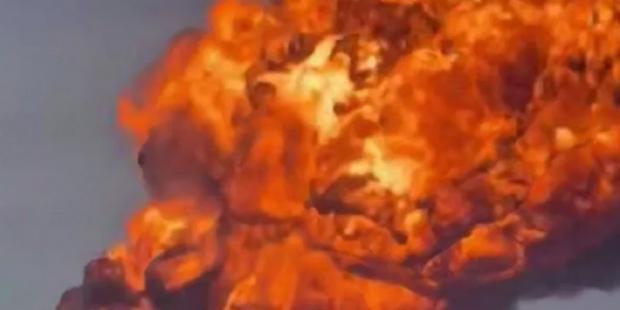 Дим тягнеться на 170 км: Пожежу на нафтоперекачувальній станцій Калейкіно в Татарстані видно навіть із космосу (фото, відео) Дим тягнеться на 170 км: Пожежу на нафтоперекачувальній станцій Калейкіно в Татарстані видно навіть із космосу (фото, відео)