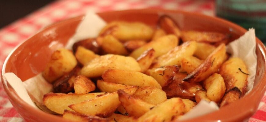 Коли насправді треба солити смажену картоплю, щоб не розвалювалася і була хрумкою Коли насправді треба солити смажену картоплю, щоб не розвалювалася і була хрумкою