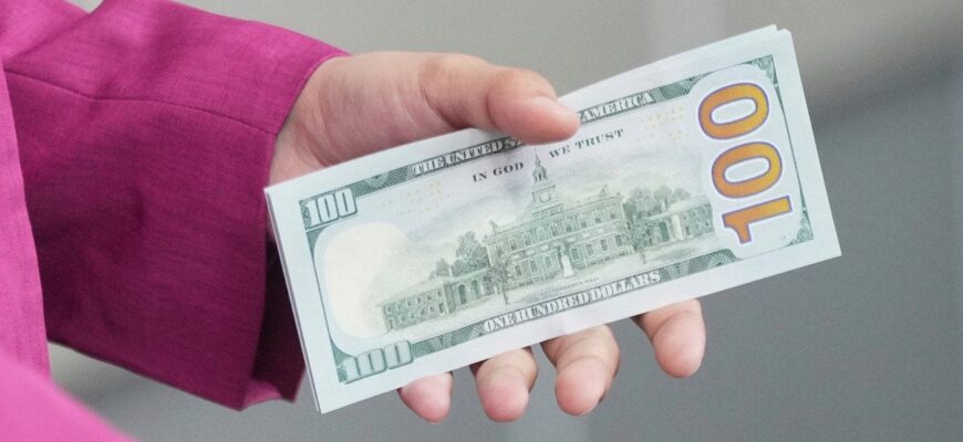 Курс валют на 10 лютого: скільки коштують долар, євро і злотий Курс валют на 10 лютого: скільки коштують долар, євро і злотий