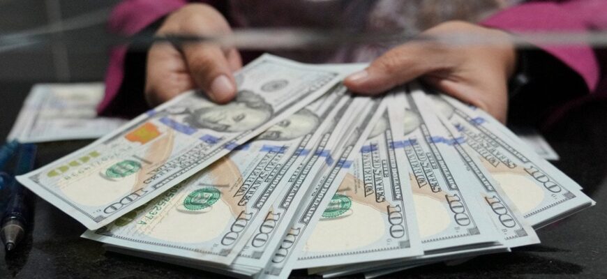 Курс валют на 3 лютого: долар здорожчав, а євро стрімко впав Курс валют на 3 лютого: долар здорожчав, а євро стрімко впав