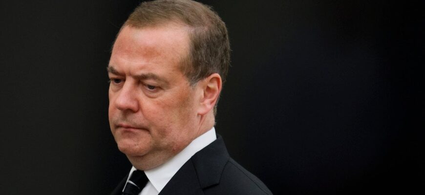 Медведєв приміряв образ «Короля ночі» та налякав світ ядерною зимою Медведєв приміряв образ «Короля ночі» та налякав світ ядерною зимою