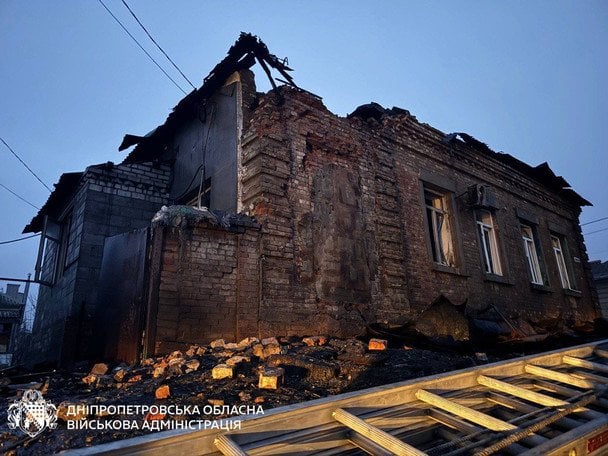 Внаслідок атаки військ РФ пошкоджені приватні будинки та автівки в одному з районів міста / © Дніпропетровська ОДА