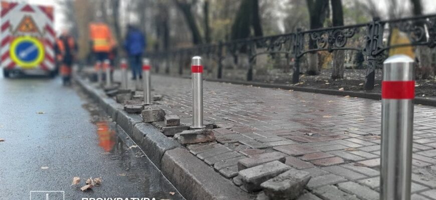 Мільйонні збитки на “захисті” тротуарів: у Києві судитимуть начальника ШЕУ за стовпчики Мільйонні збитки на “захисті” тротуарів: у Києві судитимуть начальника ШЕУ за стовпчики