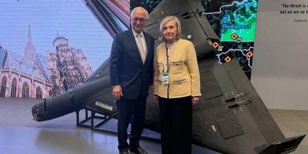 “Ми не можемо дозволити манії Путіна визначати наше спільне майбутнє”: Гілларі Клінтон опублікувала фото поряд зі збитим в Україні шахедом “Ми не можемо дозволити манії Путіна визначати наше спільне майбутнє”: Гілларі Клінтон опублікувала фото поряд зі збитим в Україні шахедом