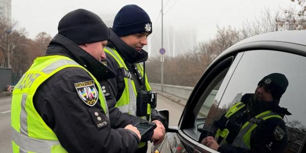 Патрульним довелося стріляти: У Києві водій на розшукуваній Mazda намагався втекти від поліції Патрульним довелося стріляти: У Києві водій на розшукуваній Mazda намагався втекти від поліції