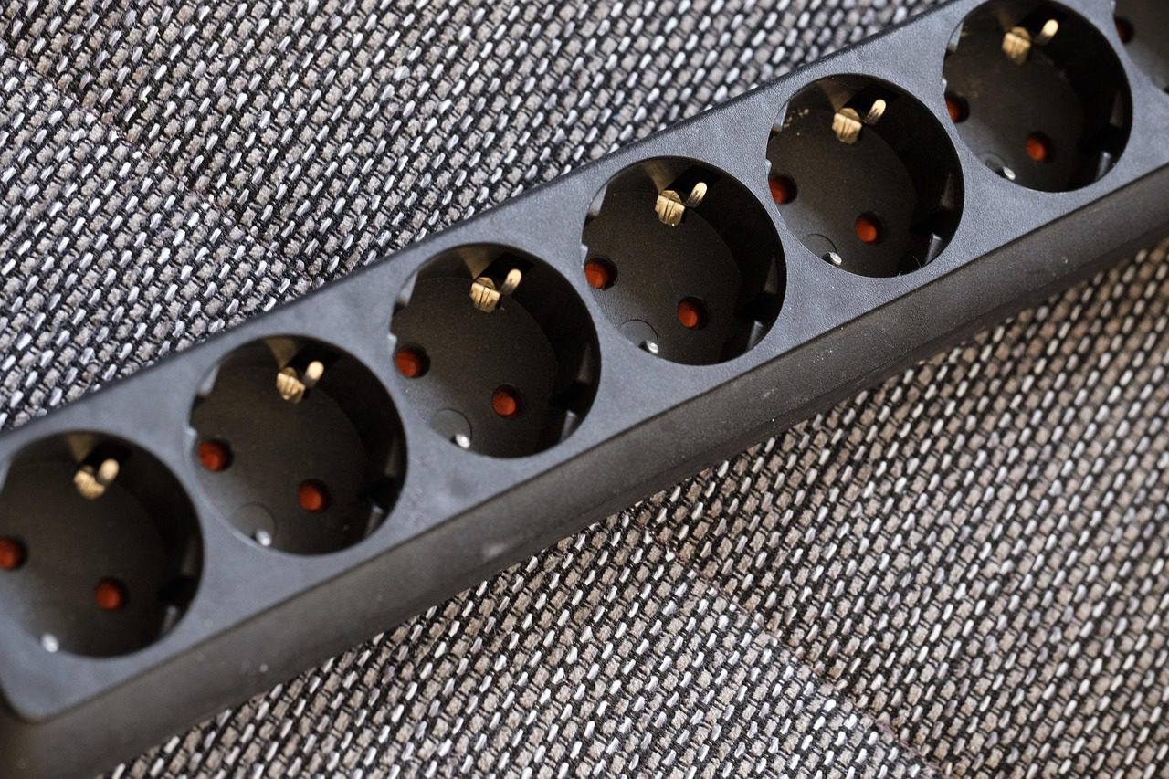 Експерти розповіли, яка проста дія допоможе зупинити потік холодного повітря з розетки