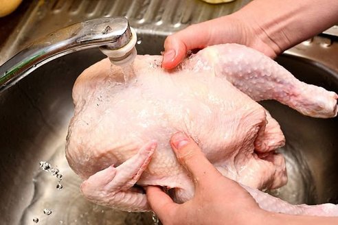 Розставлено крапки над “і”: Мити чи не мити курку перед приготуванням Розставлено крапки над “і”: Мити чи не мити курку перед приготуванням