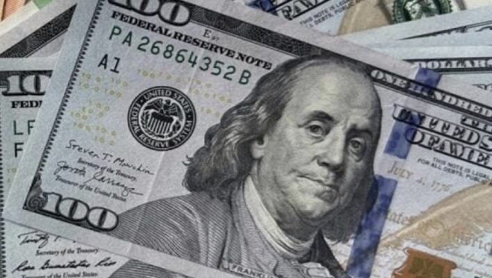 Долар та євро тепер впевнено повзуть вгору: новий курс валют на 4 лютого Долар та євро тепер впевнено повзуть вгору: новий курс валют на 4 лютого