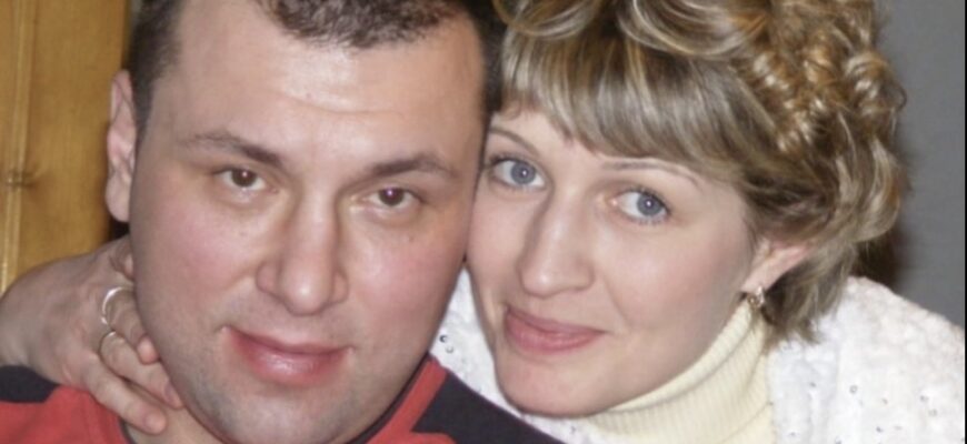 Леся лежала у ванній та з телефону спостерігала, чим займається чоловік у цей час. З різних камер стеження в різних кімнатах Леся спостерігала, як чоловік, 36-річний Семен, навшпиньки бігав з однієї кімнати в іншу. Спочатку він підійшов до дверей ванної кімнати і приставив вухо до дверей. Почувши աум води, Семен побіг у спальню Леся лежала у ванній та з телефону спостерігала, чим займається чоловік у цей час. З різних камер стеження в різних кімнатах Леся спостерігала, як чоловік, 36-річний Семен, навшпиньки бігав з однієї кімнати в іншу. Спочатку він підійшов до дверей ванної кімнати і приставив вухо до дверей. Почувши աум води, Семен побіг у спальню