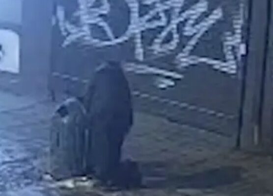 Теракт у центрі Львова: поліція показала відео, як підривниця закладала вибухівку Теракт у центрі Львова: поліція показала відео, як підривниця закладала вибухівку