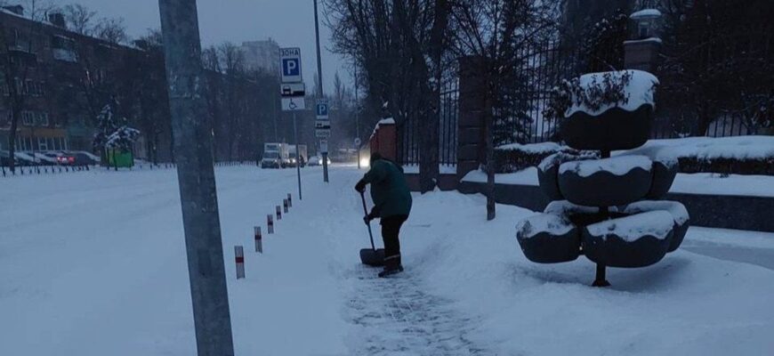 Снігопад паралізував Київ: масовий колапс на дорогах, “золоте” таксі і небачені затори (фото, відео) Снігопад паралізував Київ: масовий колапс на дорогах, “золоте” таксі і небачені затори (фото, відео)