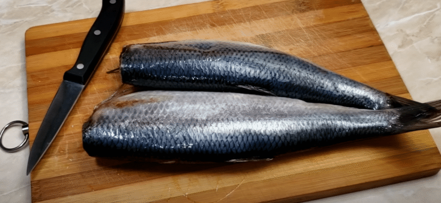 Вже 10 років готую так рибу – смакує на всі 100: мариную оселедець і красиво подаю до столу Вже 10 років готую так рибу – смакує на всі 100: мариную оселедець і красиво подаю до столу