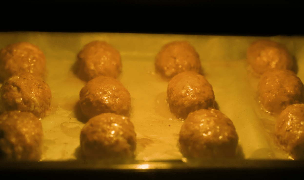 Рецепт смачних котлет у духовці, які готуються простіше, ніж на сковороді