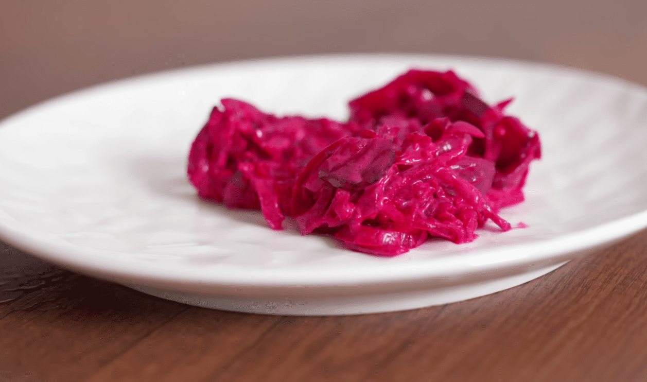 Смачний і простий салат із буряком та маринованими огірками – рецепт