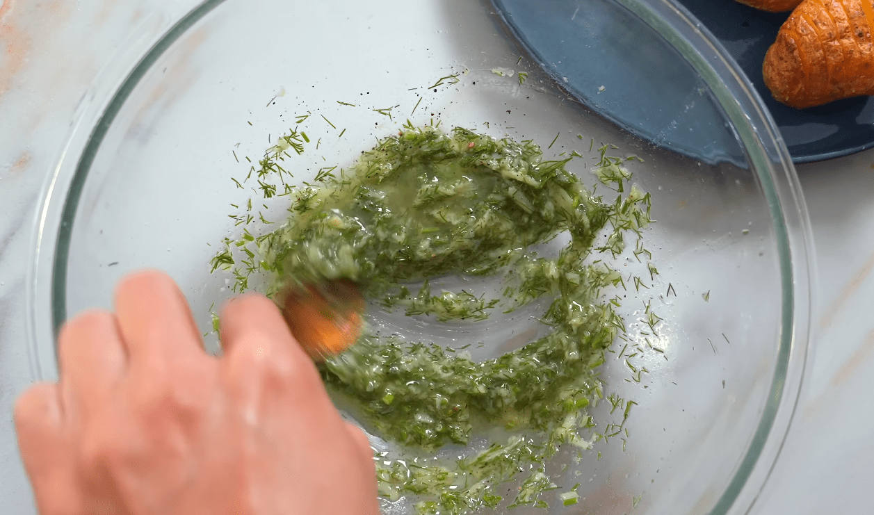 Рецепт картоплі в духовці з цікавим соусом з масла та запеченого часнику