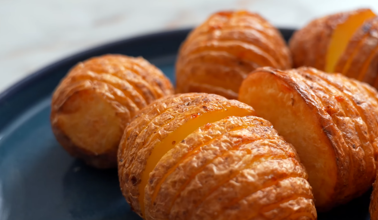 Рецепт картоплі в духовці з цікавим соусом з масла та запеченого часнику