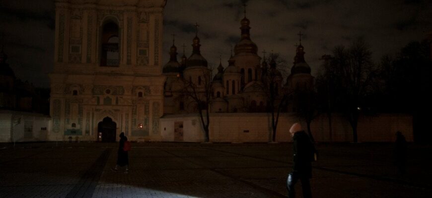 Графіки відключень світла 23 лютого: що потрібно знати більшості українців Графіки відключень світла 23 лютого: що потрібно знати більшості українців