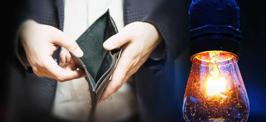 Світло відрізали за борги в -25: як українські пенсіонери ризикують замерзнути у морози Світло відрізали за борги в -25: як українські пенсіонери ризикують замерзнути у морози