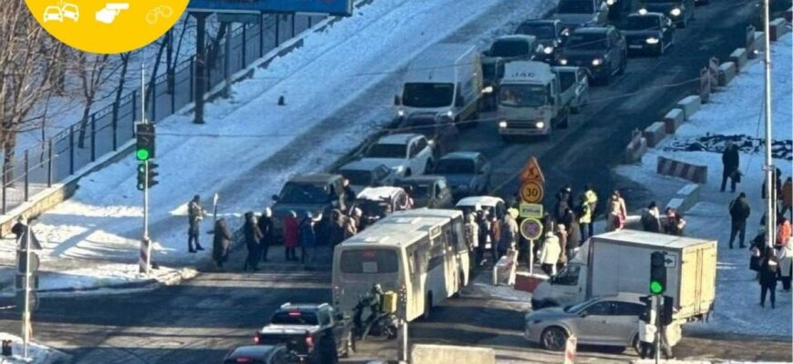 У Києві через відсутність світла перекрили вулицю: що кажуть у поліції У Києві через відсутність світла перекрили вулицю: що кажуть у поліції