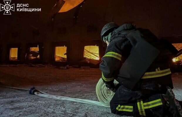 У Київській області під час ліквідації наслідків удару РФ загинув рятувальник, його колега – в лікарні У Київській області під час ліквідації наслідків удару РФ загинув рятувальник, його колега – в лікарні