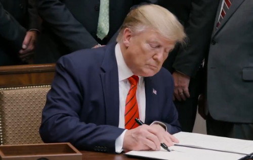 У США набули чинності нові 10% глобальні мита Трампа У США набули чинності нові 10% глобальні мита Трампа