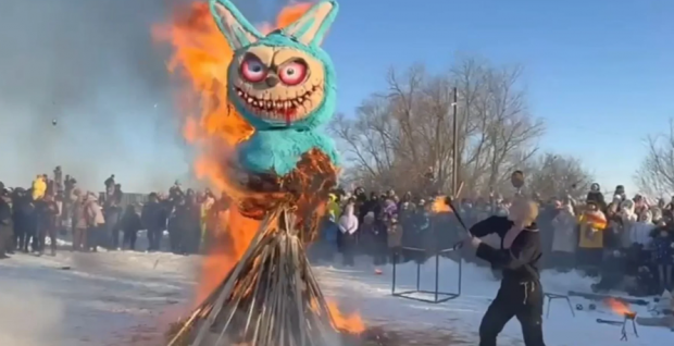 “Високодуховні” покарали нескрепну дитячу іграшку: У Росії на Масляну спалили гігантську Лабубу (фото, відео) “Високодуховні” покарали нескрепну дитячу іграшку: У Росії на Масляну спалили гігантську Лабубу (фото, відео)