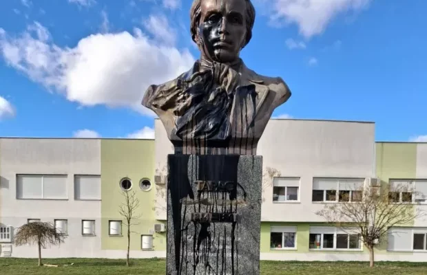 Якраз до річниці вторгнення: У Сербії пошкодили пам’ятник Тарасу Шевченку (відео) Якраз до річниці вторгнення: У Сербії пошкодили пам’ятник Тарасу Шевченку (відео)
