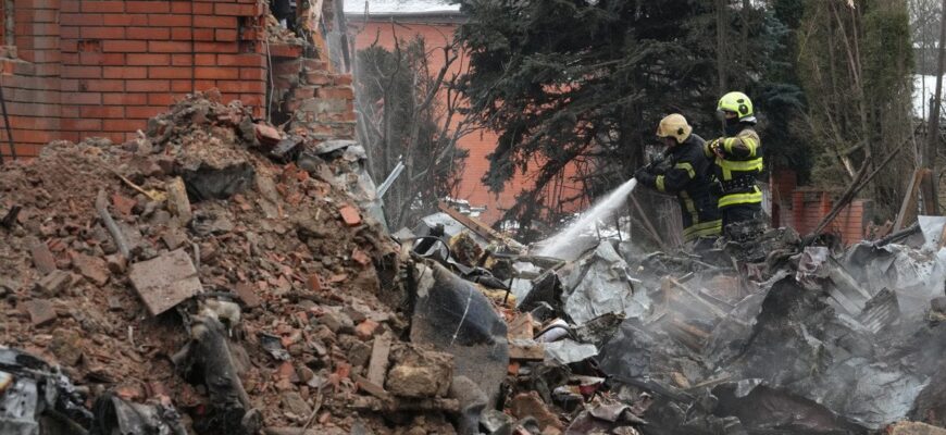 Замість будинків – руїни та завали: наслідки атаки по Києву у фото Замість будинків – руїни та завали: наслідки атаки по Києву у фото