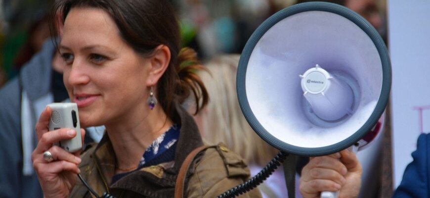 Жінка протягом двох років уночі кричала на сусідів у мегафон: чим це закінчилося Жінка протягом двох років уночі кричала на сусідів у мегафон: чим це закінчилося