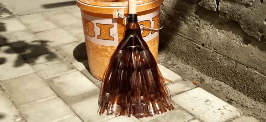 Не викидаю пляшку від “Моршинської” у сміття: показую 1 хитрий спосіб, як зробити люксовий віник для дому Не викидаю пляшку від “Моршинської” у сміття: показую 1 хитрий спосіб, як зробити люксовий віник для дому