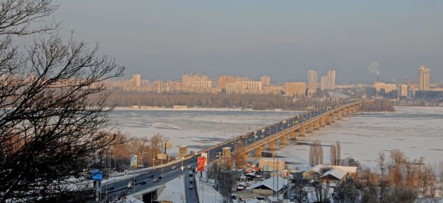 Нові правила пересування мостом Патона у Києві: про що попереджають містян Нові правила пересування мостом Патона у Києві: про що попереджають містян