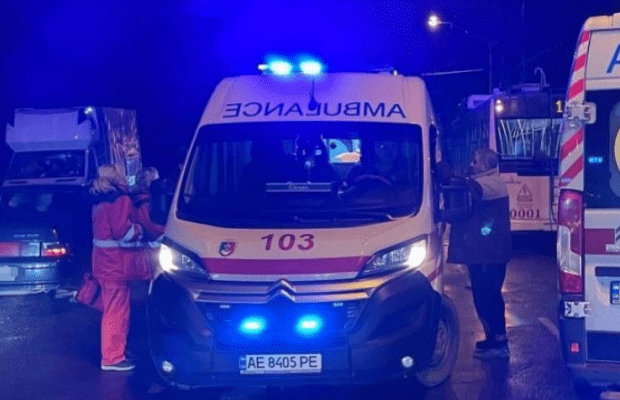 Вантажівки наїжджали одна за одною: У Кривому Розі мати перебігала з дитиною дорогу зі жвавим рухом і загинула