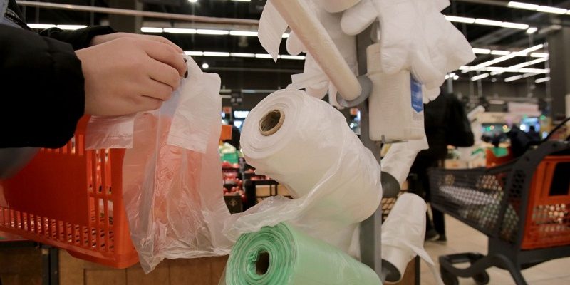 Вчора в супермаркеті бабця відриває п’ять кульків. Я кажу їй — то тепер за гроші. А вона мені…