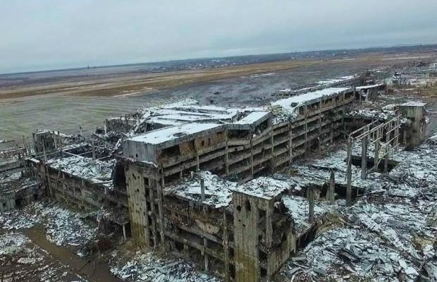 Найманці “ДНР” влаштували “святкову атмосферу”: Місцеві показали новорічну ялинку у зруйнованій будівлі ДАП (фото)