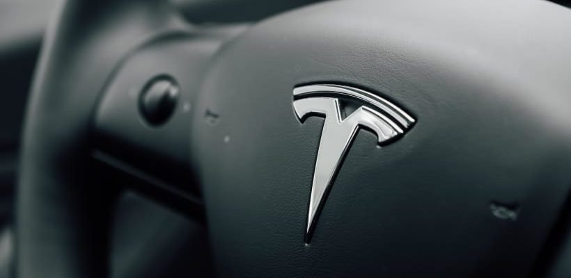 Жінка народила у Tesla, поки автомобіль їхав до пологового будинку на автопілоті – фото