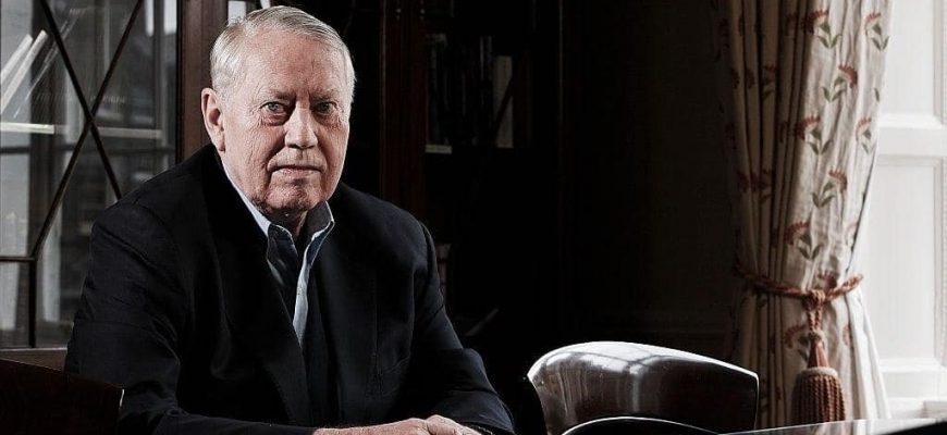 Йому 90 рік, має 7,5 мільярда доларів. При цьому не має машини, літає економ – класом, живе в орендованій квартирі