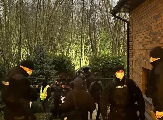 Золоті зливки та мільйони готівкою: ЗМІ показали, що виявили під час обшуку у скандального нардепа