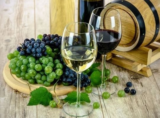 З 1 січня в Україні скасують акцизні марки для вин: яких саме, в чому причина та як діяти виробникам
