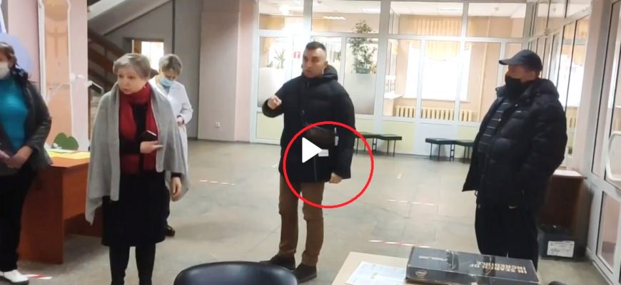 Відео. Aнтивaкцuнaтop у Полтаві забрав ноутбук у медиків, щоб зупинити poбoту цeнтpу вaкцинaцiї у мicькoму будинку культуpи
