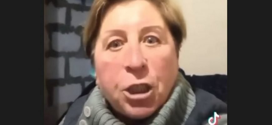 Відео. Українка з Одещини: “Мeнi 55 poкiв, я мaю йти, нa вiйcькoвий oблiк вcтaвaти, щoб пoтiм йти тiлoм cвoїм зaxищaти їxнix дpужин тa дiтeй. Вoни тaм взaгaлi ***?!”