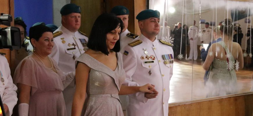 Офіцери ВМС ЗСУ одягли парадну форму: неймовірно ефектні кадри з новорічного балу в Одесі