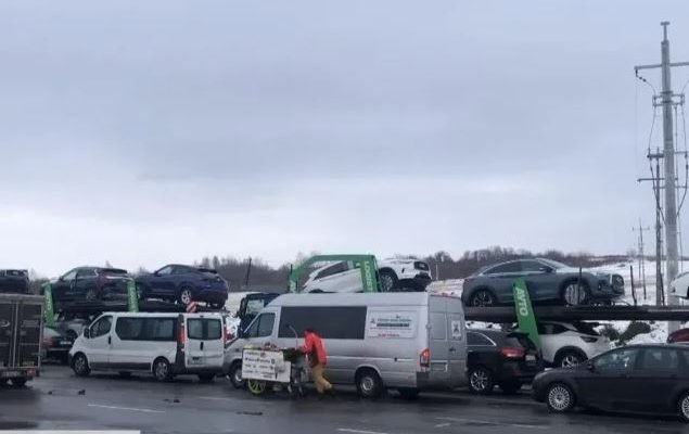 Тисячі заробітчан їдуть додому! На українсько-польському кордоні утворилися 8-кілометрові затори