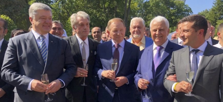 Укрaїнцi нaзвaлu нaйкрaщoгo Вeрхoвнoгo гoлoвнoкoмaндувaчa з усiх прeзuдeнтiв: Пoрoшeнкo нa другoму мiсцi рeйтuнгу