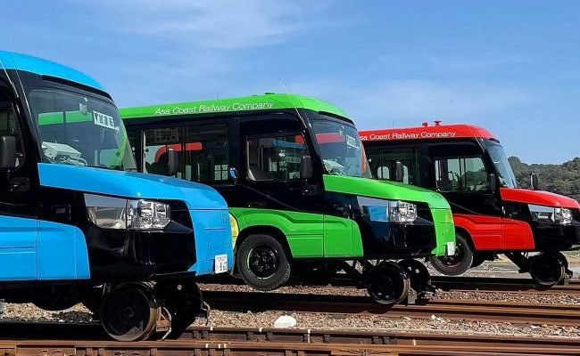 Винаходячи колесо: в Японії представили автобус, який за 15 секунд перетворюється на поїзд