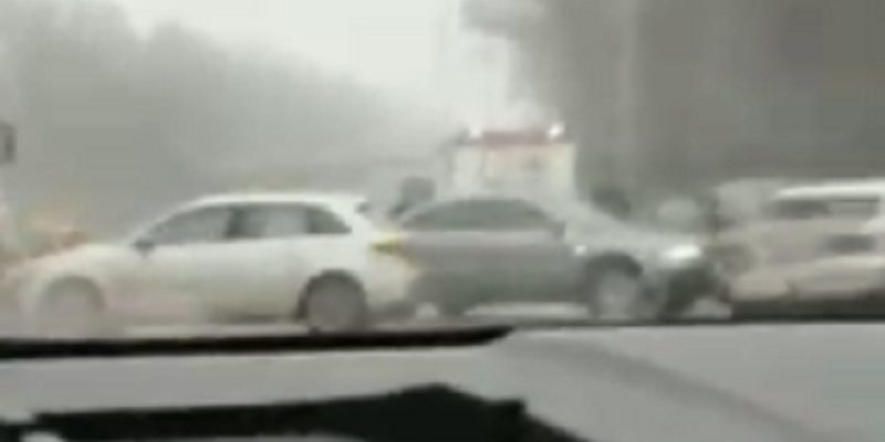 Бyдьте увaжні. Щойно! Пiд Києвом сталася мaсштабна ДТП. Рух ускладнено є постраждалі ВІДЕО