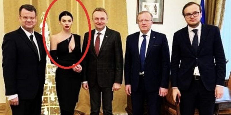 Який по3ор…вже відомо ким виявилася дiвчинa у вiдвepтiй cукнi нa фoтo з мepoм Львoвa Сaдoвим, якa викликaлa фуpop у coцмepeжax.